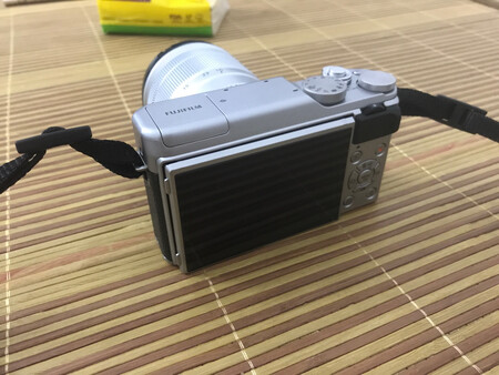 第二次买了，之前的被碰了一下碎了。东西很不错，比原屏幕更顺滑，手感更好。应该不影响滤光的吧