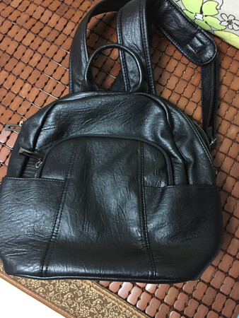 包包皮质柔软乍一看也挺像真皮、但仔细看又没有真皮特有的毛孔、故不敢妄加判断是否如商家客服?诺的是二层牛皮、但愿不是传说中的超纤皮。不过还是挺喜欢的！况且价格也不贵、谢谢卖家还送了一个小单肩包