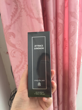香水收到了，使用感觉挺不错的，包装完好，没有破损，香味很好闻，很清香，喷了后感觉不错，有几个从旁边走过的小哥哥小姐姐都问啥牌子在哪买的，好吸引人啊，