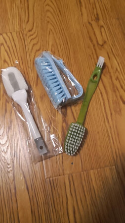 之前洗运动鞋刷子太硬，鞋损伤比较大。专门买这个软毛的来洗新买的运动鞋