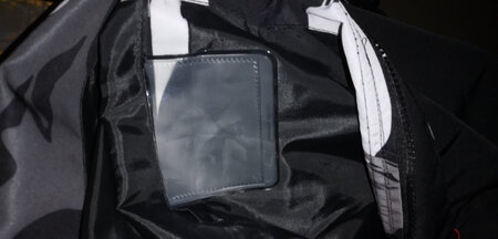除了手臂上的口袋和里面的口袋是胶以外，其他的都还好。