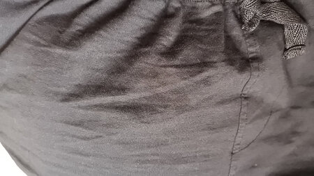 收到拆开就感觉衣服很一般，到处都是线头，裤子上面还有两处好像是沾有油渍的很明显。感觉根本不值这个价格！