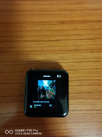mp3收到了 款式简洁 手感不错 挺小的 功能齐全 便于携带可以连接手机电脑下载自己想看的小说 想听的歌
