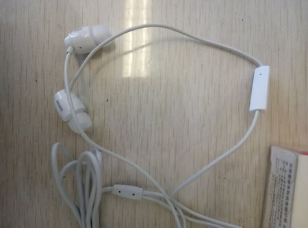 音质音效：音质不错，隔音效果也很好，就是线的材质给人感觉好像容易断，像廉价货。