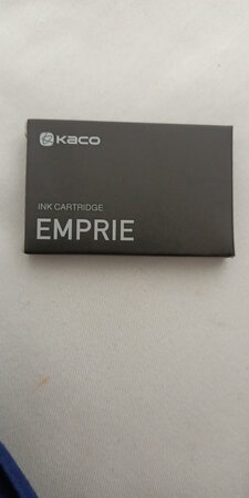 做工质感：用着书写流畅
颜值包装：如果，纸盒子能换成塑料的墨水数量在增加一些就最好的
顺滑程度：不卡磕
其他特色：书写流畅
字迹粗细：都是小宝贝，谁用谁知道
手感：质地好很好