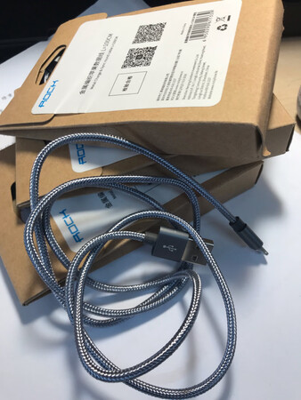 接口类型：iphone7。
传输速度：还不错，
发热程度：不错。
充电速度：和原装差不多，可以放心使用。
做工质感：比一般的尼龙绳编织线要绵软一点，方便盘曲、携带。
其他特色：在活动期间购入，买一送一，两件八折，最后购入价格可以说是白菜价了，非常实惠。