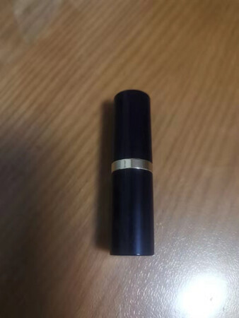 滋润效果：比较适合冬天
产品颜色：正品
持久效果：打底比较好
适合肤色：皮肤白一点
