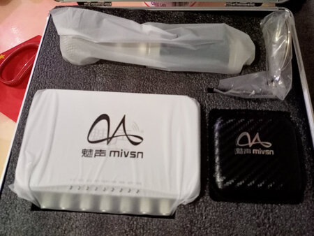 （小麦）买了后觉得很好玩，一整晚上大脑都处于兴奋状态，客服人都很好，有什么不懂的都很细心的告诉
做工质感：很完美
音质音效：很清晰
灵敏度：很灵敏
安装难易：很简单
外形外观：高大上看着就舒服
其他特色：这款不管外形还是音质都很好，唱歌也好听