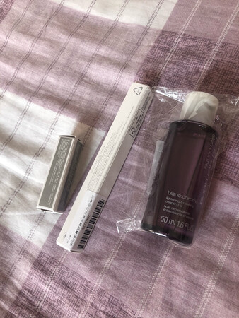 因为用过植村秀的卸妆油和眉笔，最近看到他家还有眼线笔，果断入手。一直没找到很好用的眼线笔，韩国的眼线液怕伤皮肤，日本dhc自动眼线笔还没用就粉碎性骨折了，就是想找一款让人放心质量的眼线液。这一款做到了，相信植村秀。