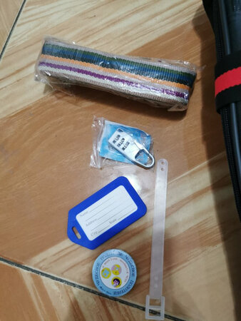 比想象的要大点，自重大约3公斤。一堆赠品，商家考虑周到。