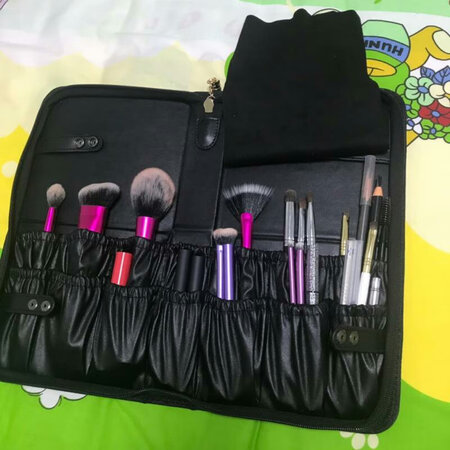 化妆师最缺少不了的就是各式各样的化妆刷，以后的刷子会越来越多所以选择了大号的，质量很好，空间也很充足不怕喜欢的刷子没处放了，很好！