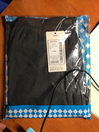 东西包装比较简陋，但是价格实惠，毕竟我们买的是衣服。不是包装。
红豆是老牌子，秋裤做工还不错，针脚都比较规整。厚度适中，不是很厚的，适合北方来暖气前穿。洗了一下不掉颜色。
相对于那些广告做的很多的品牌。这个就是比较实在的东西。裤子长度很足，本人195，穿185的没问题。