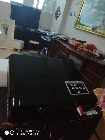 外形外观：新的好不错
投影色彩：还可以
音质音效：音效还行

投影亮度：够用很不错
