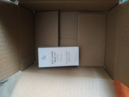 控油效果一般，没有屈臣氏特供的持妆精华液控油效果好，但是这个油皮混合皮在冬天用T区依然会出油，改善气色，肤质持续净白，对抗暗沉的效果还是不错的，简单的洁面乳可以清洁干净的