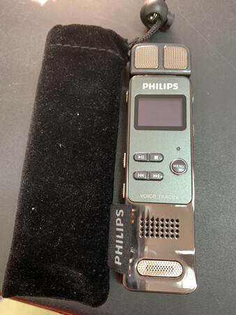 用了一段时间之后才来评价的，这一款录音笔颜值比较高，看起来比较高级，质感也很好，使用非常方便，保存也方便，都是一键操作，使用起来很便捷。录音效果也非常好，可以直接播放，也可以导入到电脑里面，文件大小也比较合适。整体上非常不错。