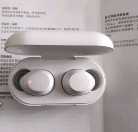 耳机颜值在线，很小巧，有几种规格的耳塞可以选择。充电盒做工感觉不是特好
