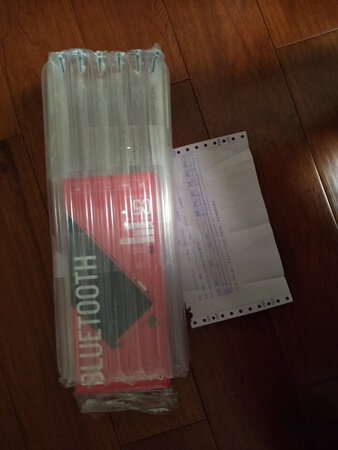 这款长虹C5中国红户外便携重低音蓝牙音箱，具有蓝牙模式、FM收音、USB/TF卡模式、AUX等播放模式，能够满足大多数使用场景。这款长虹C5中国红户外便携重低音蓝牙音箱，由京东快递进行派送，速度很快。采用了一个京东定制版的外包袋，另外还采用了一个充气袋进行防护。包括一台主机、一根USB充电线、一张合格证、一个金属挂扣，配件还是非常齐全的。内置了3000毫安的大容量锂电池，充满一次电能够持续使用8个小时左右，待机时间也能达到7天左右，比较的给力。采用了双喇叭设计，3D立体声非常的震撼。具有FM无线调频收音功能，能够自动搜台，并保存电台。另外，还支持蓝牙连接以及U盘播放，非常的方便。