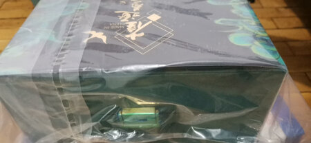真的是百雀羚的忠实粉丝啦，用了多年的百雀羚产品，百雀羚的产品适合各种皮肤，就算是敏感肌用起来也很不错的，而且现在百雀羚产品包装真的是越来越高大上啦，感觉是很有内涵产品，而且还送了赠送，赠送也是没的说，实在是很好看呢，希望百雀羚的产品越做做好哦