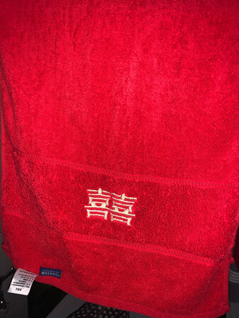 京东自营商品值得购买，质量很厚实，红色很好看，不掉色，物流很快，上午下单下午就送到了，好评！