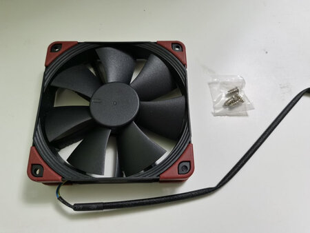 效果感觉不错，主要用来更换散热器的风扇（双塔风扇挡住内存，只能换一个性能OP的风扇了）
包装非常有逼格，但跟以前买的普通A14相比，配件少了不少，不知道是不是因为定位工业扇的原因
噪音的话，低速情况下声音很香，高速情况……还是有点吵的，毕竟转速就在那儿