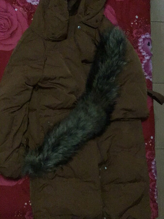 雅鹿中长款羽绒服质量很好，拿在手中分量感十足，蓬松厚实。颜色款式跟图片一模一样，没有什么色差。帽子上的毛领非常饱满，有质感，可以说所见即所得。这次购物感觉非常不错，以后有需要还会再次关顾。性价比也是超高的。