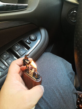 用ZIPPO十几年了，第一次买其他品牌的打火机。ZIPPO名气大，价格贵，内部做工粗糙，这个打火机做工精细很多，用了一天打火率很高，希望耐用。如果好用还会买的。