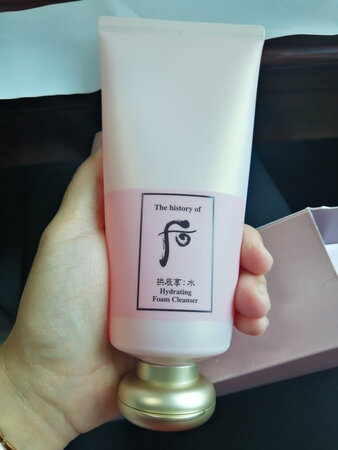 买回来立刻试了试，超级保湿滋润，不油腻，容易吸收，粉色的瓶子超级漂亮，老夫的少女心泛滥了，后的每一款产品都特别好，被种草这么久，真的超开心，期待值爆棚，超值超值。
