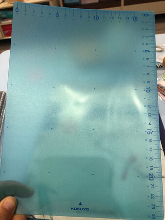 要写教案的人伤不起，有了它从此不再为字迹和笔迹印上去的小黑点烦恼！！！虽然有垫板始终没有直接写在纸上舒服，但也在能容忍范围内。
便携性能：超级便捷，书里随便一夹，想带哪里带哪里，一点都不占位置，还能当书签用，哈哈哈哈
尺寸大小：贴合我们的教案本，超级方便，直接放里面了！
做工质感：一面光滑一面类似磨砂。满足你不同的需求，质量好到爆，几块钱搞定。