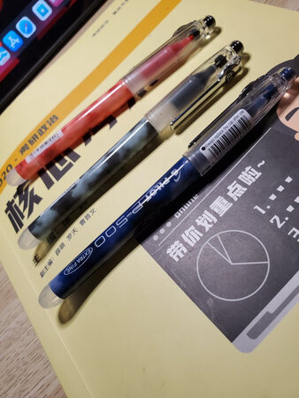 从大二开始使用百乐笔，当时就被种草了，书写感觉非常棒，比较流畅，外观也很精美，拿在手里那种精致的感觉，非常喜欢，总体感觉很不错，京东在价格上比实体店要优惠的！好评！希望店家能多多优惠。
书写感受：握持感非常棒，很上手，书写起来流畅，基本不断墨。关键是能写很久，最后一点墨水也能写很多字，用了这么久p500，必须吹爆！