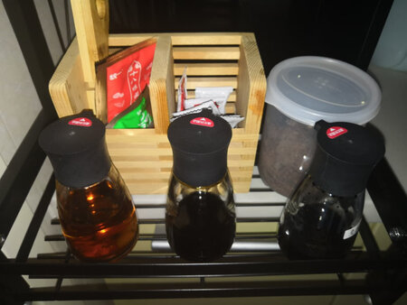 在这家店买了几次阿司倍鹭调味瓶，质量都不错。卖家发货快，今天下单第二天就到了（我在北京），第三方能做到这样已经不错了。包装比较一般，也没怎么包装，调味瓶好好的没破损就是了。小瓶子比较精致，不大不小，手握感比较好，总之比较满意。阿司倍鹭有几款不同的调味品，个人觉得这款最经济性价比最好。要是能送一叠标签区分油醋酱油就好了
