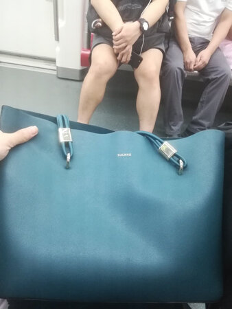 刚到手的时候就非常满意，款式简单大方，设计很好，真的很时尚优雅，容量又大，品牌就是不同，质量款式都是杠杠的。