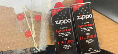 东西收到后包装完好，原装无误，发货很迅速，煤油闻起来味道不错，赠送的火石棉线也很不错，做工很精细，油很好，一点就着，棉芯也装进去了很好用，火齿也很好，很顺畅，不会卡，物美价廉，点火时很快，点烟时有火油的清香味，一瓶能用很久 满意的一笔购物