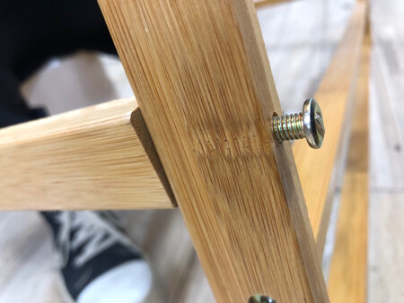 商品质量：不敢恭维，有极大以次充好的嫌疑，虽然价格不高，但是发货的时候也改检查一下商品质量吧？你知道哪个螺丝我是怎么扭上去的吗？
承重能力：整体装好后很摇晃，真怕它突然翻船！