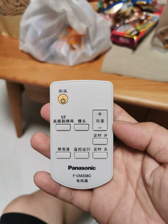 白色风扇颜值高，超级静音，遥控器可以放在风扇上，?国产电风扇高档不少。非常满意。
