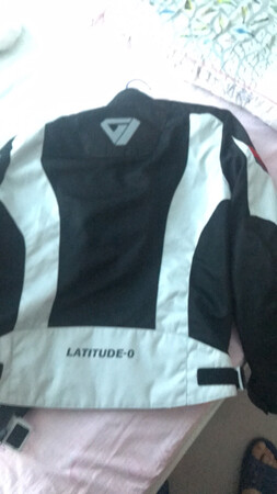 第一次在网上买到合适的衣服，大小正好，质量很好 唯一的小遗憾就是护具不怎么理想