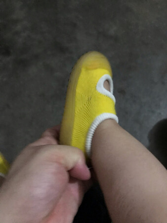 鞋子很软，就是后跟容易掉，哈哈哈哈哈哈哈哈哈哈哈哈哈哈哈哈哈哈哈哈