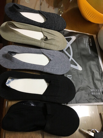 袜子款式不错 就是偏紧了些  应该说偏小 40码以上的脚穿着都会被勒得慌 太紧 而且其中一双灰色的来货时就破了个洞 怎么办