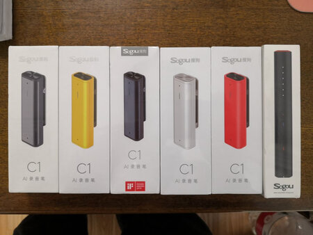 ~智能录音笔具有高清录音、语音转文字、16G+云存储、数字降噪、同声传译、录音速记、微型便携等功能。样子很好看，价格也很实惠，功能够用了，于是就买了。到手速度很快，东西很好，小巧便捷比想象中的还小，录音什么方便，也不引人注意，携带方便。充电时间段，使用时间长，存储方便，云空间也很棒。语音转换大部分正确，普通话标准就可以，能和讯飞比，办公学习利器。
