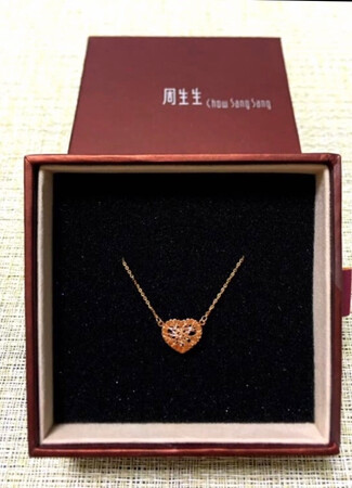 镂空的心形，立体，好看。女朋友很喜欢。