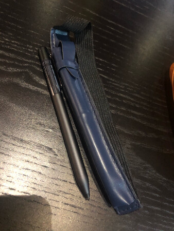 用电池的，有好有不好。不过总体来说是方便的。