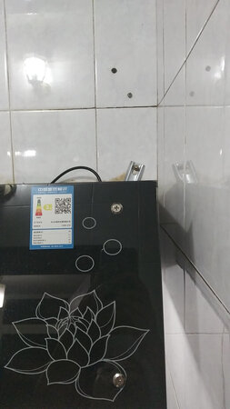 没仔细看这是第三方卖的，先说说安装师傅不提前预约，没时间擦几年的污垢着急就凑合安上了，没打孔，用的是原来的其他牌子的钉子，歪的就挂上了，用了几天，顺着机器边角漏油啥意思，昨天联系客服维修未果，退货，退货给我退货