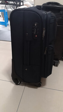 感觉还是大了点。材质尼龙布，能装不少东西