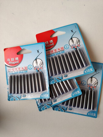 现在的学生用钢笔真方便，不用再背墨水瓶了，带着墨囊就够用！小学生要求用蓝色墨水，这款马培德的墨水书写颜色很正，已经买很多次了！