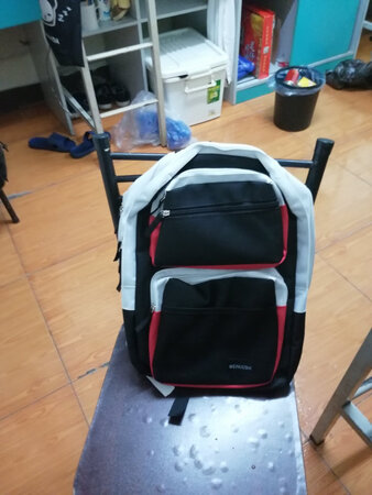 颜色很鲜艳，然后很结实负重效果不错，收束自如，室友都觉得贼帅！！！绝对的良心