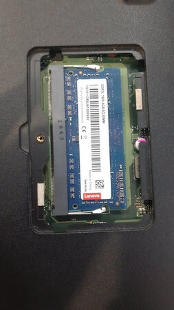 传输速度：原笔记本自带4G内存，又买了一个4G内存条，一次点亮，用了一点时间了，没出现问题。打开CAD大文件很顺畅，内存占比45%左右，工作用没问题。
做工材质：做工看起来不错。拿在手上有分量。不懂内部颗粒啥的，只是给笔记本提升一下，几年就换了，够用就好。
其他特色：快递很快，次日达。不用等待很开心。
游戏效果：游戏没怎么试验，对电脑要求高的游戏估计还是不行，只加内存达不到效果。