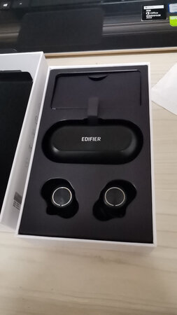 因为朋友一直想要个蓝牙耳机，就一次买了两个，自己留一个。知道这个耳机还是通过~博主推荐，当时还是一代，看到二代做活动，就一次入手两个。开封后真的很满意，包装挺简洁大方。拿到手里质感很好，耳机入耳后也没有感觉耳朵里有异感，音质还算一般吧，对音质没有发烧的同学，推荐入手！