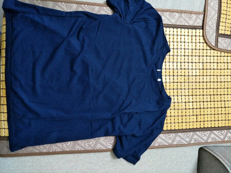 澳雅婷，夏季，女士加大碼短袖衣服，4XL，深藍色，買幾次了；價格優惠；布質量合格；天然純棉面料；針綫技術合格；手感舒適度：柔軟；洗完衣服，不褪色、不脫毛綫與不起毛球；干淨、完好無損；佳品，喜歡；滿意。