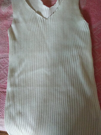 拍摄技巧不好，拉低衣服本来的颜值了，衣服很好看，做工也可以，无论做打底配衫还是秋冬穿在里面做保暖打底都不错，一次性为媳妇大人买了两件，媳妇说唯独长度有点欠缺，导致冬季打底保暖效果略微减少，总体来说，更加适合体态较瘦的朋友选购。