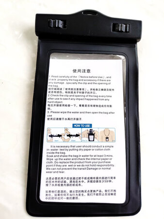 做工质感：初次购入2个，颜色不同，质量一样，谈不上做工，防水性能可以，闷在水盆里，用重物压住6个小时，拿出来里面的标签没湿，就不知能防海水性能如何，若不好，再来追评。
触摸手感：锁紧开关有点费劲，小朋友不能自己打开，算是优点还是缺点？整体对得起这个性价比。
颜色外观：有多种颜色可选，大家可以比照喜好选择。
防摔性：整体比手机大一圈，自然防摔了，好比穿了一件缓冲服。
适配性：兼容魅族Pro 5满足使用。
其他特色：挂绳质量一般，要是能更换成更结实点的就很好了。