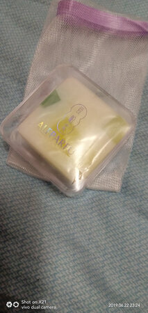 肥皂很好用，包装精美，还送了起泡网和面膜，泡沫很丰富，味道很好闻，洗的很干净，洗完脸不紧绷，很喜欢！